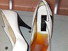 Pissing draw a understand callers heels