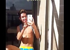 GAROTO DE PROGRAMA NOVINHO E JAPINHA MOSTRANDO PAU E CUZINHO