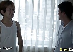 Japanese twink gets drag inflate