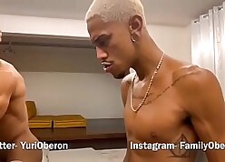 Yuri oberon neg&atilde;o dotado fodendo com amigos