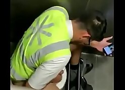 Carinha de uniforme batendo uma