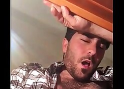 &iexcl;Hombre hermoso se masturba bien rico!