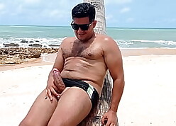 Yuri Ga&uacute;cho se masturbando na Praia de Coqueirinho PB com banhistas na praia