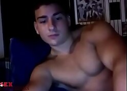 Novinho dotado gozando na cam